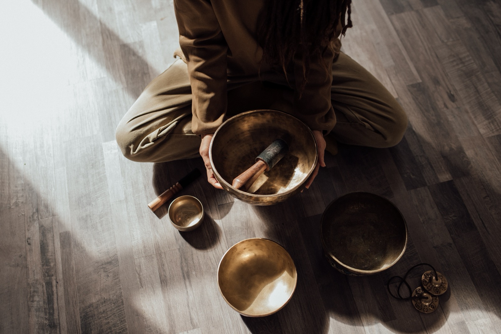 A peaceful mindfulness and sound healing session